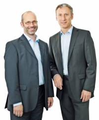 Freuen sich über die faszinierenden Zukunftsperspektiven für ihre Kunden durch die CompuGroup Medical AG: LAUER-FISCHER	Geschäftsführer Andreas Prenneis (l.) und Gordian Schöllhorn.
